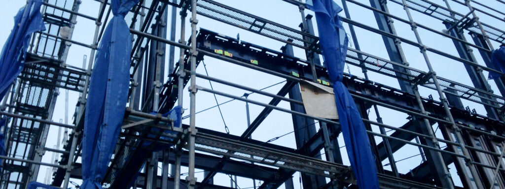 組み上げられた鉄骨と足場の建設現場
